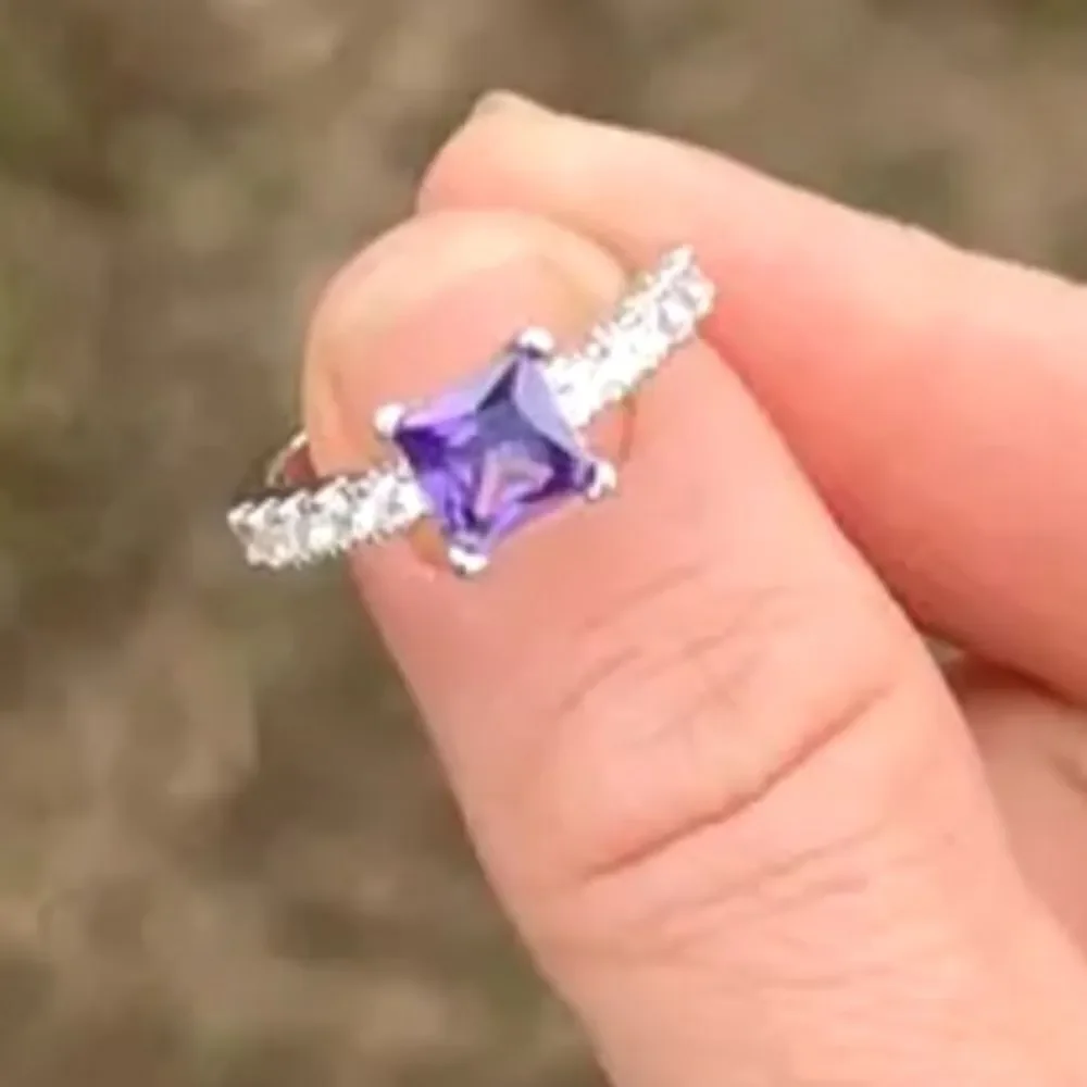 Elegant diamond ring sz 7